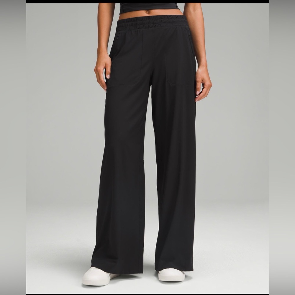 Lululemon Swift Mid-Rise Wide-Leg Pant in Black, size 10